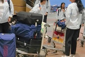出征亚运会！网友机场偶遇中国女篮 张子宇身高抢眼